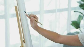 atraente jovem mulher atendendo uma pintura oficina, tendo diversão, crio a inspirado arte trabalhos às arte estúdio video