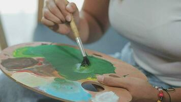 attrayant Jeune femme assister une La peinture atelier, ayant amusant, créer un inspiré art travail à art studio video