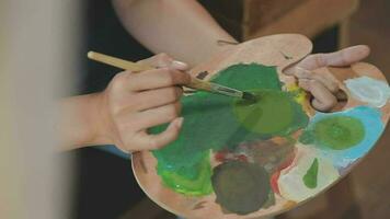 attraktiv jung Frau Teilnahme ein Gemälde Werkstatt, haben Spaß, erstellen ein inspiriert Kunst Arbeit beim Kunst Studio video