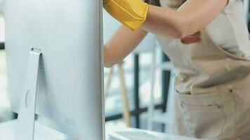 huisvrouw gebruik makend van vacuüm schoonmaakster Aan de vloer. vervelend een schort naar schoon de leven kamer Bij huis. jong vrouw is gelukkig naar schoon huis. hulp in de huishouding schoonmaak onderhoud. video