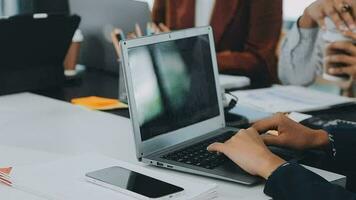 multietnico gruppo di contento attività commerciale persone Lavorando insieme, incontro e di brainstorming nel ufficio utilizzando computer, computer portatile, tavoletta, e mobile Telefono. video