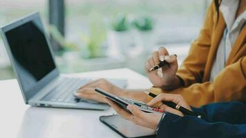 multietnisk grupp av Lycklig företag människor arbetssätt tillsammans, möte och brainstorming i kontor använder sig av dator, bärbar dator, läsplatta, och mobil telefon. video