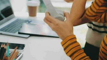 multi-etnisch groep van gelukkig bedrijf mensen werken samen, vergadering en brainstorming in kantoor gebruik makend van computer, laptop, tablet, en mobiel telefoon. video