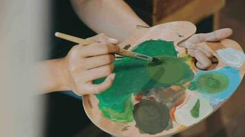 attrayant Jeune femme assister une La peinture atelier, ayant amusant, créer un inspiré art travail à art studio video