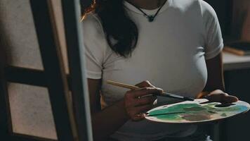 atractivo joven mujer asistiendo un pintura taller, teniendo divertido, crear un inspirado Arte trabajo a Arte estudio video