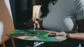 atractivo joven mujer asistiendo un pintura taller, teniendo divertido, crear un inspirado Arte trabajo a Arte estudio video