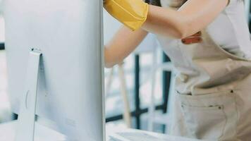 huisvrouw gebruik makend van vacuüm schoonmaakster Aan de vloer. vervelend een schort naar schoon de leven kamer Bij huis. jong vrouw is gelukkig naar schoon huis. hulp in de huishouding schoonmaak onderhoud. video