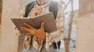 Frau Reise um das Welt mit Rucksack Freiheit und entspannen Leben Konzept. video