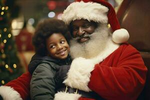 pequeño negro chico permanecer cerca Papa Noel, deseo lista de regalos para Navidad en decorado habitación, ai generado foto