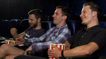 groep van mannetje vrienden aan het kijken films samen Bij de bioscoop video