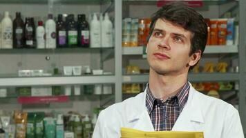 maschio farmacista fare inventario a il farmacia video