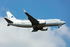 alca aerolíneas boeing 737-300 pasajero avión a aeropuerto. aviación y aeronave. aire transporte y viajar. mosca y volador. foto