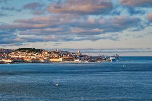 ver de Lisboa ver terminado tajo río con yates y barcos en puesta de sol. Lisboa, Portugal foto