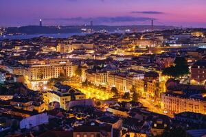 noche ver de Lisboa desde miradouro da senhora hacer monte punto de vista. Lisboa, Portugal foto