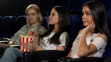 giovane donna infastidito di sua amici mangiare sua Popcorn a il cinema video