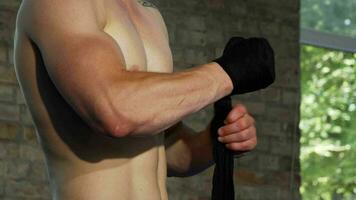 puissant Masculin combattant emballage le sien jointures en train de préparer à bats toi video