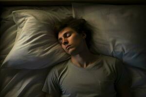 hombre sufrimiento desde insomnio en cama almohada a hogar. generar ai foto