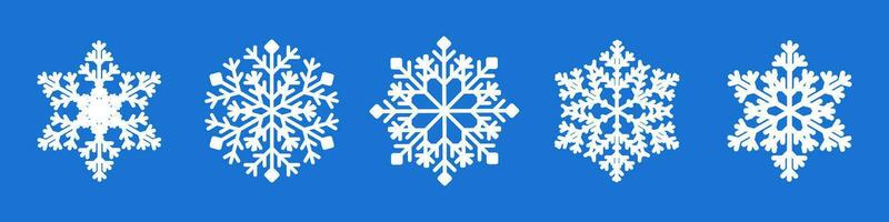 blanco copo de nieve colección aislado en azul antecedentes. plano nieve iconos, nieve copos silueta. nuevo año conjunto copos de nieve para Navidad bandera, tarjetas vector