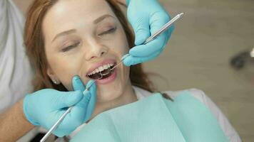 levando Boa Cuidado do seu boca ajuda você manter uma saudável sorriso. a paciente confia especialista para crio perfeito sorriso. profissional dentista garantias alta qualidade dental tratamento e correção. video