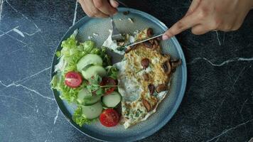 topo Visão do comendo avião ovo omelete e fresco salada video