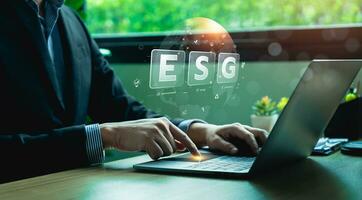 esg ambiente social gobernancia inversión concepto. empresario utilizando computadora a analizar inversión esg. estrategia ese considera el ambiental, empresa carbón labor prácticas, sustentabilidad foto