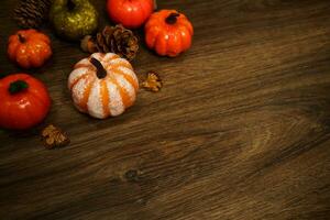 Víspera de Todos los Santos decoraciones antecedentes. Víspera de Todos los Santos de miedo calabaza cabeza en de madera mesa Víspera de Todos los Santos fiesta concepto foto