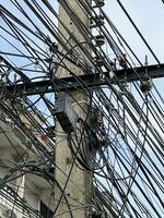 eléctrico cables son colgando en alambres en el ciudad foto