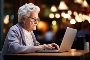 antiguo maduro mujer utilizando ordenador portátil en café ai generativo foto