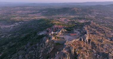 drone vidéo de historique ville Monsanto dans le Portugal dans le Matin pendant lever du soleil video