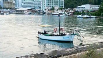 klein Boot im das Yachthafen. Reise und Ferien video