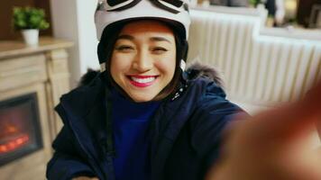 pov von asiatisch Frau auf Videokonferenz reden Über Ski Resort Urlaub während Winter, trainieren Winter Sport auf alpin Pisten. Tourist mit Helm chatten auf online Videoanruf. Handheld Schuss. video