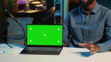 influencer film croma chiave il computer portatile video revisione per Tech appassionati, vicino su. virale in linea stella padroni di casa tecnologia Internet mostrare, spacchettamento isolato schermo taccuino dispositivo, panning tiro