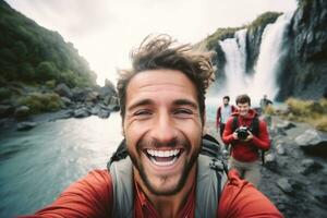 alegre hombre capturar un selfie con sombrero ai generativo foto