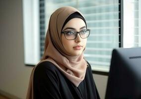 bonito mujer en Gafas de sol y hijab trabajando a computadora. generar ai foto