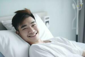 joven hombre paciente acostado en hospital cama. generar ai foto