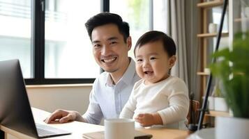 sonriente padre trabajo desde hogar mientras tomar cuidado de su pequeño bebé ai generado foto