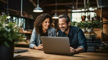 retrato de Pareja de carpinteros o carpinteros que se discute proyecto en ordenador portátil a taller ai generado foto