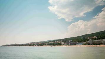 laps de temps de magnifique plage recours dans L'Europe  avec gens sur le plage ayant amusement video