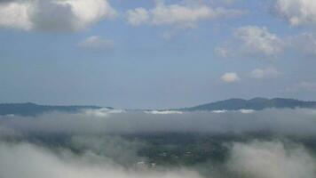 de beweging van de mist door de bergen in de ochtend. cumulus wolken volgen de wind. de mist Bij khao kho, phetchabun, Thailand video