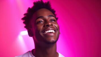 retrato de un sonriente joven africano americano hombre en rosado neón ligero antecedentes con copyspace ai generado foto