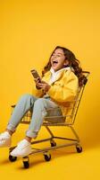emocionado contento niña utilizando teléfono inteligente en compras carro carretilla en amarillo antecedentes ai generado foto