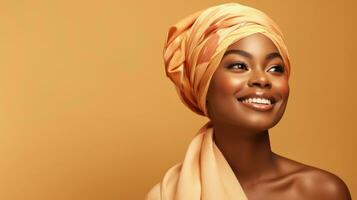 sonriente africano mujer modelo con Pañuelo mirando lejos en beige antecedentes con copyspace ai generado foto