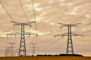 electricidad pilones en el campo foto