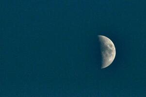 luna en el cielo foto