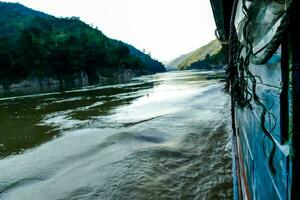 un ver desde el lado de un barco en un río foto