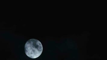 cheio lua dentro Sombrio nuvens às noite video