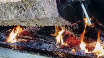 traditionell Türkisch Essen Döner Fleisch auf Feuer video