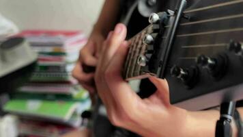 Jeune fille main est en jouant guitare instrument video