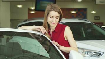 mooi jong vrouw poseren met een nieuw auto Bij de handel video