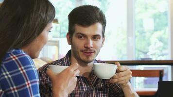schließen oben Schuss von ein gut aussehend Mann haben Kaffee mit seine Freundin video